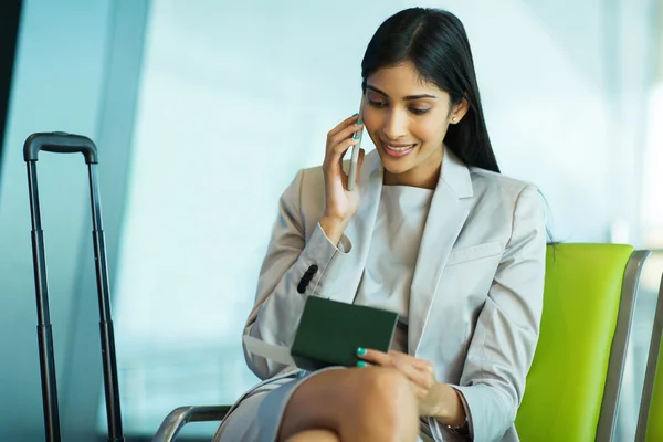 Kadın cep telefonuyla konuşuyor. — Stok fotoğraf