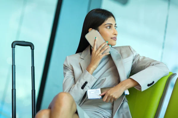 Mujer de negocios hablando por teléfono celular — Foto de Stock