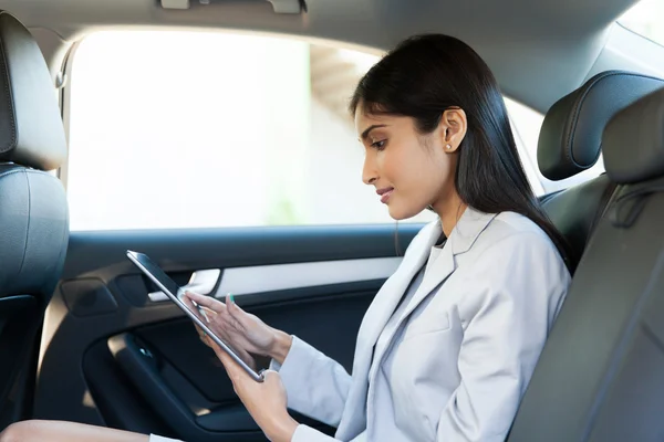 Woman using tablet pc — Stock Photo, Image