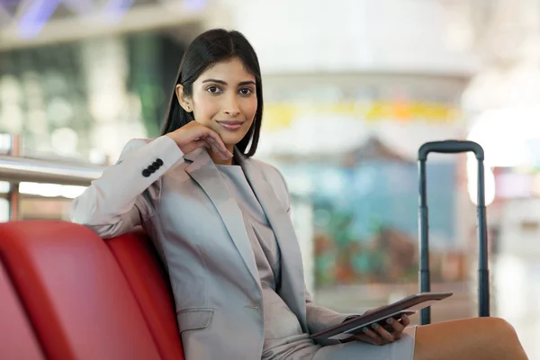 Woman holding tablet computer — Stock Photo, Image