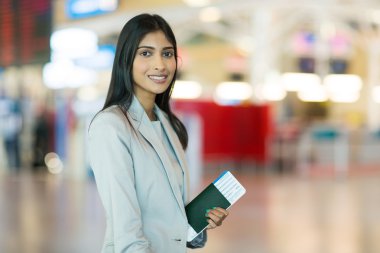 Business traveller holding pasaportu
