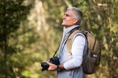 adam DSLR fotoğraf makinesi ile hiking