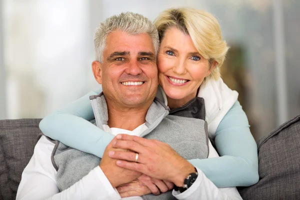 Середнього віку пара розслабляється — стокове фото