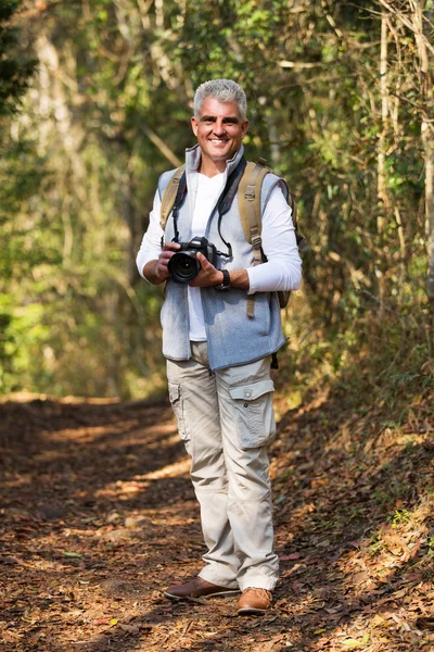 Hombre de senderismo con cámara dslr — Foto de Stock