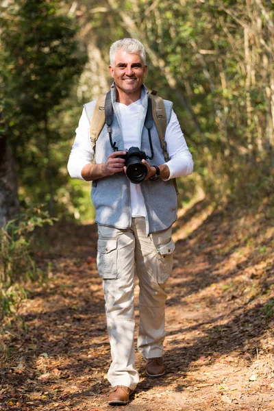 Hombre de senderismo con cámara dslr —  Fotos de Stock