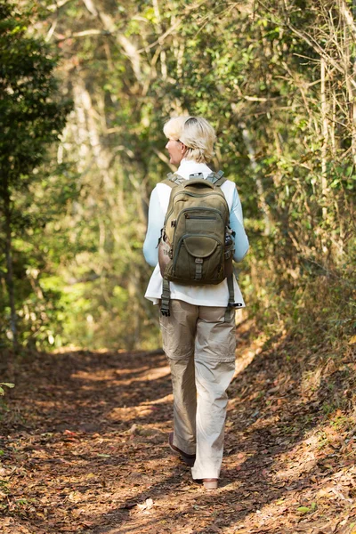 Vrouw wandelen in berg — Stockfoto