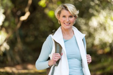 Orta yaşlı kadın uzun yürüyüşe çıkan kimse dağ Vadisi