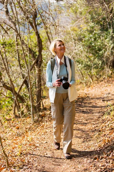 Donna escursionismo con fotocamera dslr — Foto Stock