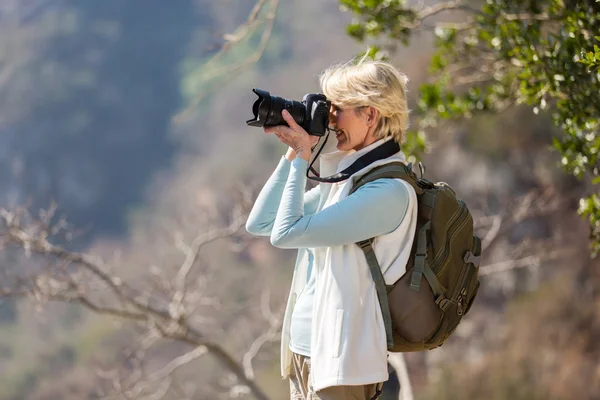 Nő, túrázás és dslr fényképezőgép — Stock Fotó