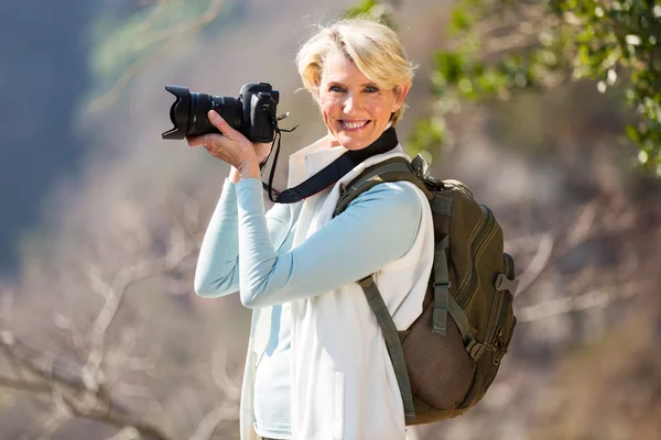 Mulher caminhadas com câmera dslr — Fotografia de Stock