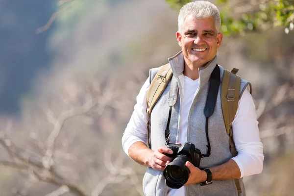 Adam dağda hiking — Stok fotoğraf