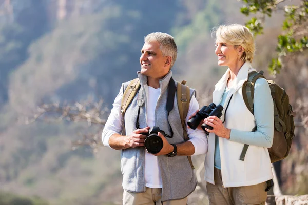 Escursionisti con macchina fotografica e binocolo — Foto Stock