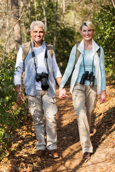 Casal maduro caminhadas na montanha — Fotografia de Stock