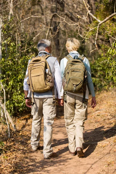 Ouder paar wandelen in berg — Stockfoto
