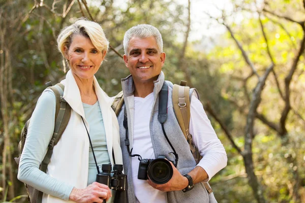 Couple hiking in forest — Stock Photo, Image