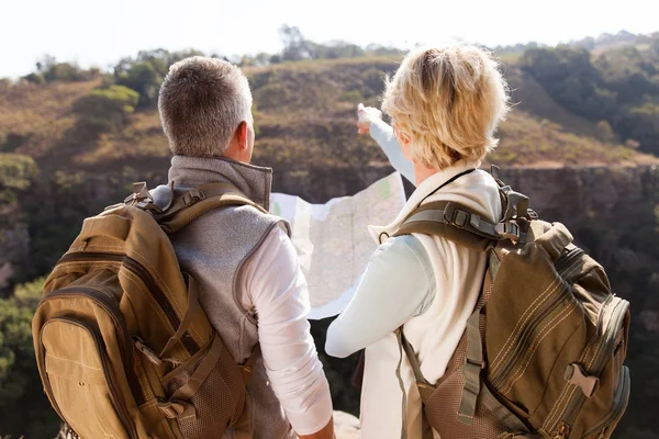 Hikers looking at map — Stock Photo, Image