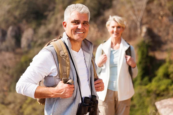 Caminhante masculino com esposa — Fotografia de Stock