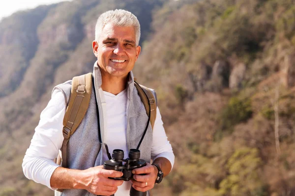 Muž na hoře s dalekohledem — Stock fotografie