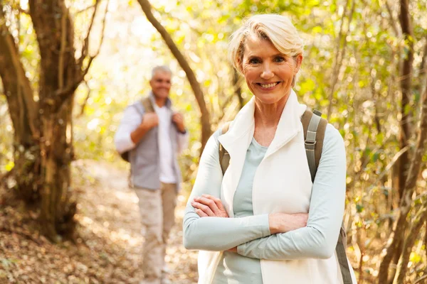 Woman hiking with husband — Stock Photo, Image