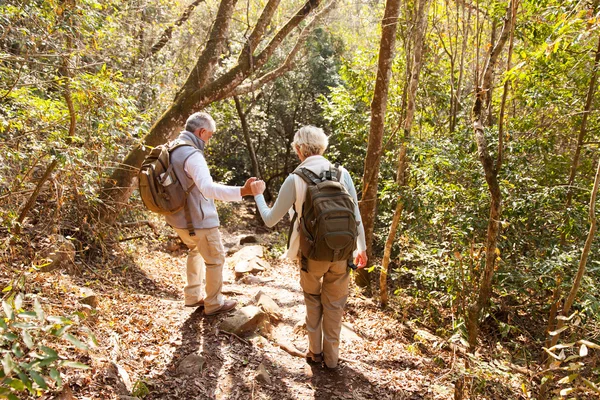 Casal sênior em viagem de caminhada — Fotografia de Stock