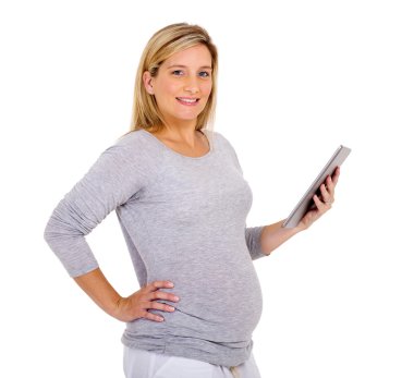 tablet bilgisayar tutan hamile kadın