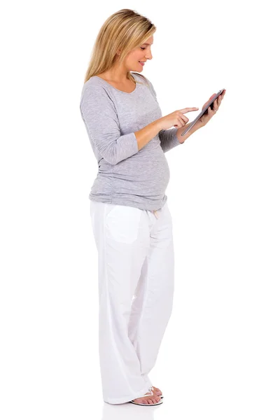 Mujer embarazada usando tableta pc — Foto de Stock