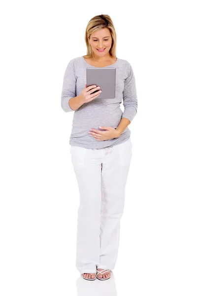 Mujer embarazada usando tableta pc — Foto de Stock