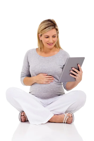 Mujer embarazada usando tableta pc — Foto de Stock