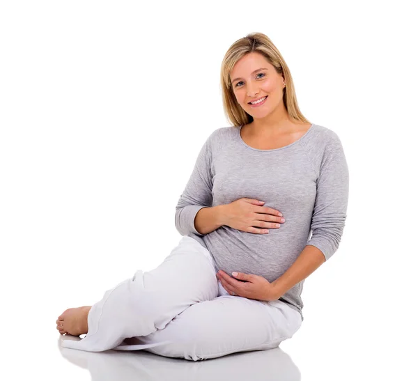 Беременная женщина на полу — стоковое фото