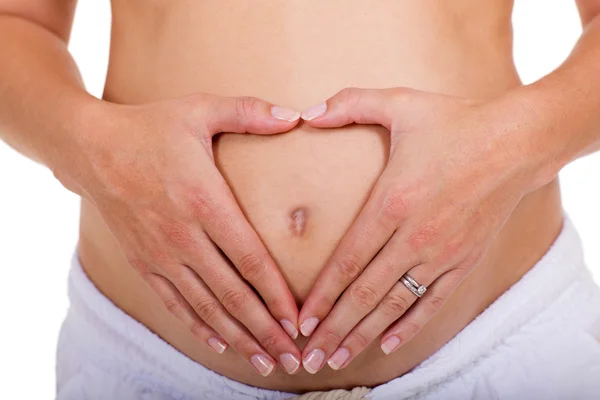 Gravid kvinna som gör hjärtformen — Stockfoto