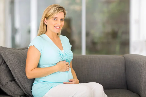 Zwangere vrouw op sofa — Stockfoto