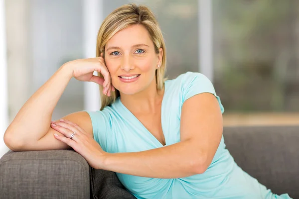 Woman relaxing on couch — Stock Photo, Image