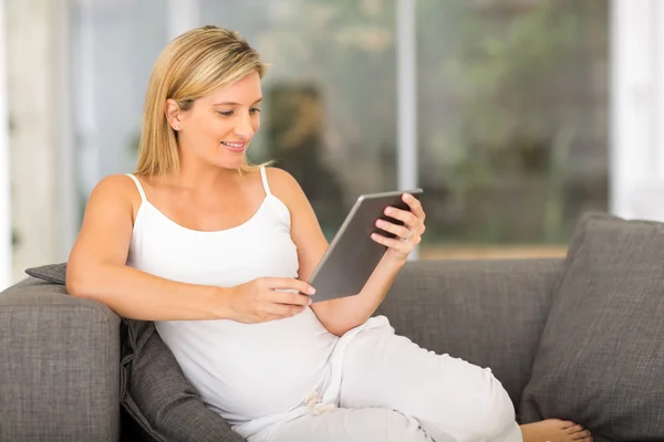 Femme enceinte tenant un ordinateur tablette — Photo