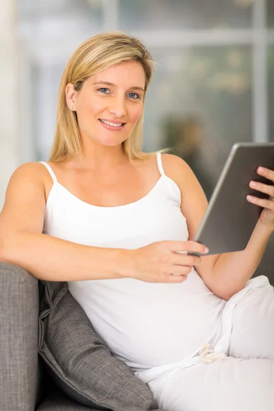 Schwangere hält Tablet-Computer in der Hand — Stockfoto