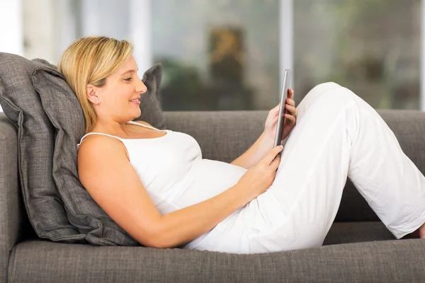 タブレット コンピューターを保持している妊娠中の女性 — ストック写真