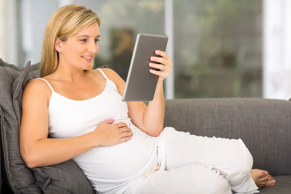 Mulher grávida segurando computador tablet — Fotografia de Stock
