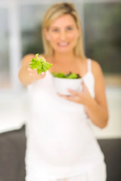 Frau mit gesundem Salat — Stockfoto