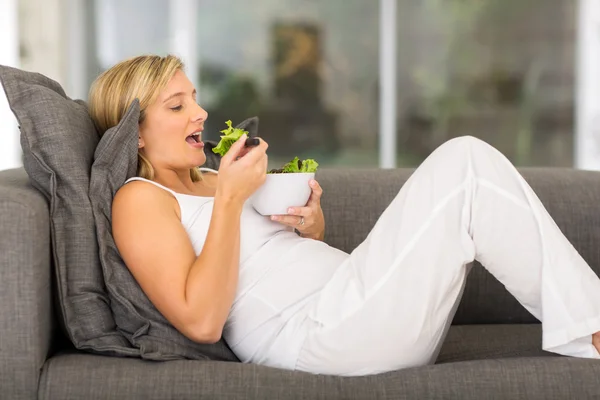 Femme avec salade saine — Photo