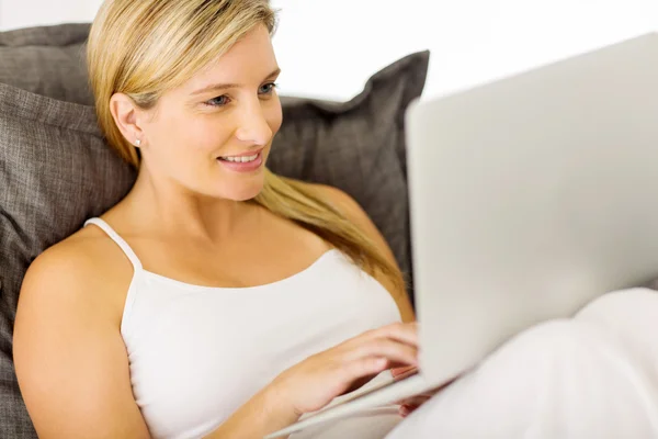家にノートパソコンを持つ女性 — ストック写真