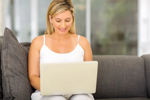 Vrouw met laptop thuis — Stockfoto