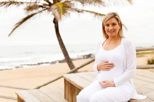 Kobieta w ciąży na plaży — Zdjęcie stockowe