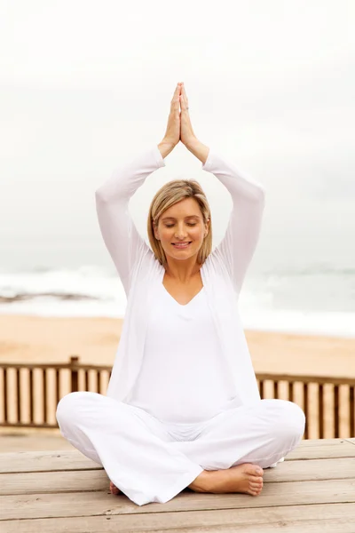 Těhotná žena dělá jógu — Stock fotografie