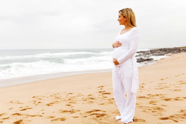 Femme enceinte à la plage — Photo