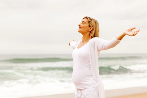 Gravid kvinna med armarna utsträckta — Stockfoto