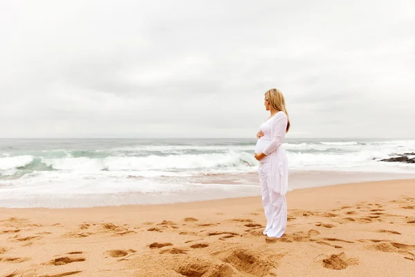 Pregnant woman looking at sea — Stock Photo, Image