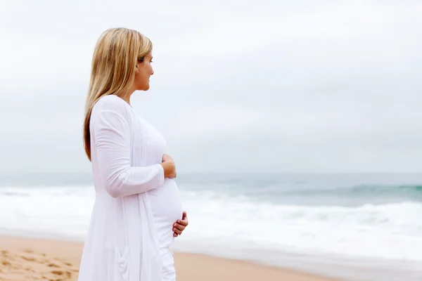 Mulher grávida olhando para o mar — Fotografia de Stock