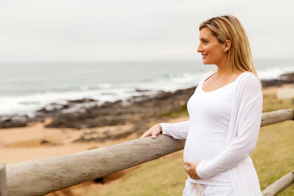 Femme enceinte à la plage — Photo