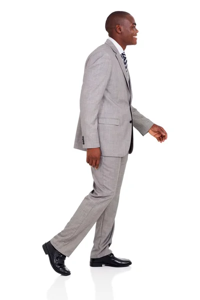 Афроамериканский бизнесмен на прогулке — стоковое фото
