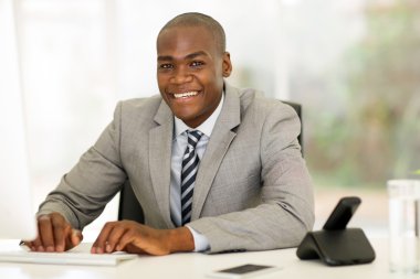 Bilgisayarda çalışan iş adamı