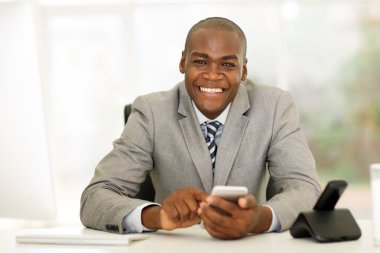 akıllı telefon kullanan iş adamı
